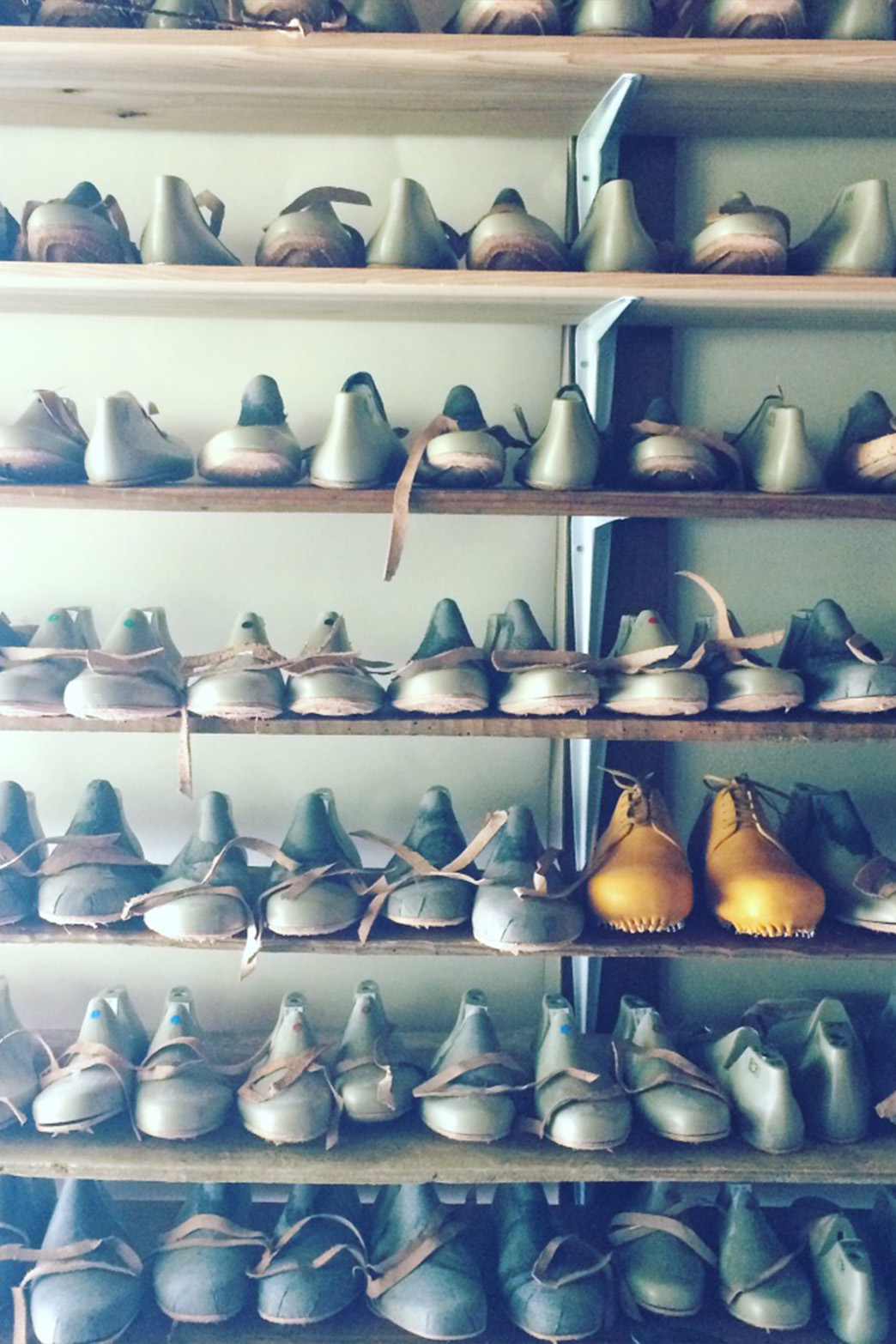 制作途中の靴の様子